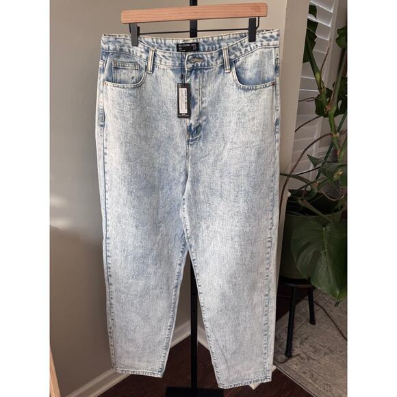 Pretty Little Thing Mom Light Wash Jeans - Picture 1 of 3